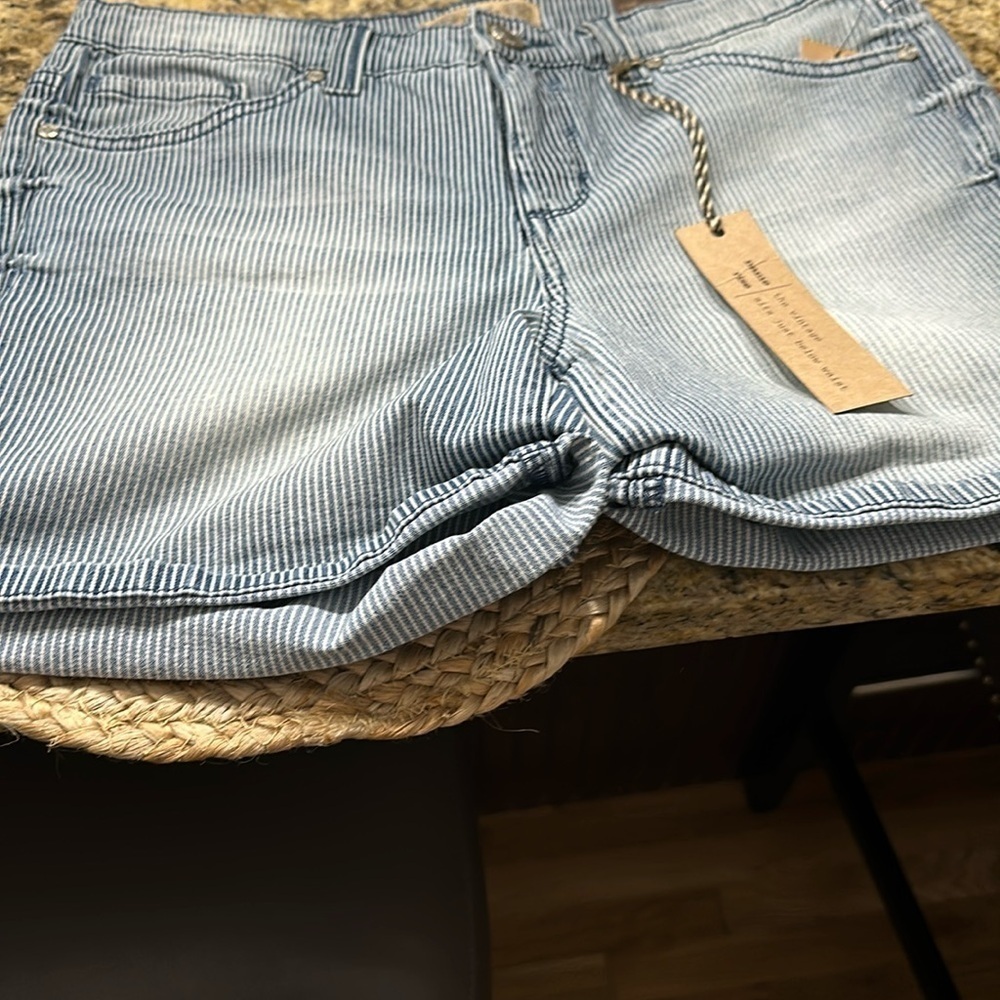 Vintage America blue Jean shorts size 6 28?” 4” length stripe NWT
